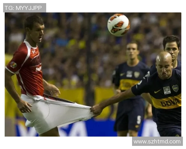 足球踢裆的幽默瞬间与意外反应引发的搞笑故事分享